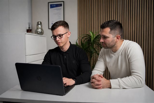 Konzept und Planung für eine individuelle Website am Laptop