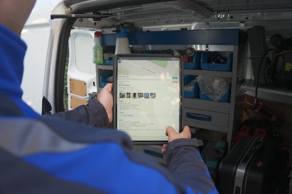 Monteur dokumentiert den Einsatz auf dem Tablet